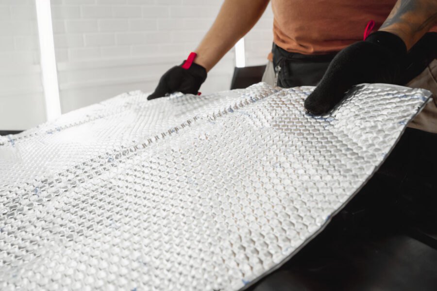 Jak skutecznie wygłuszyć maszyny przemysłowe i zredukować hałas? Rady ABM Insulation