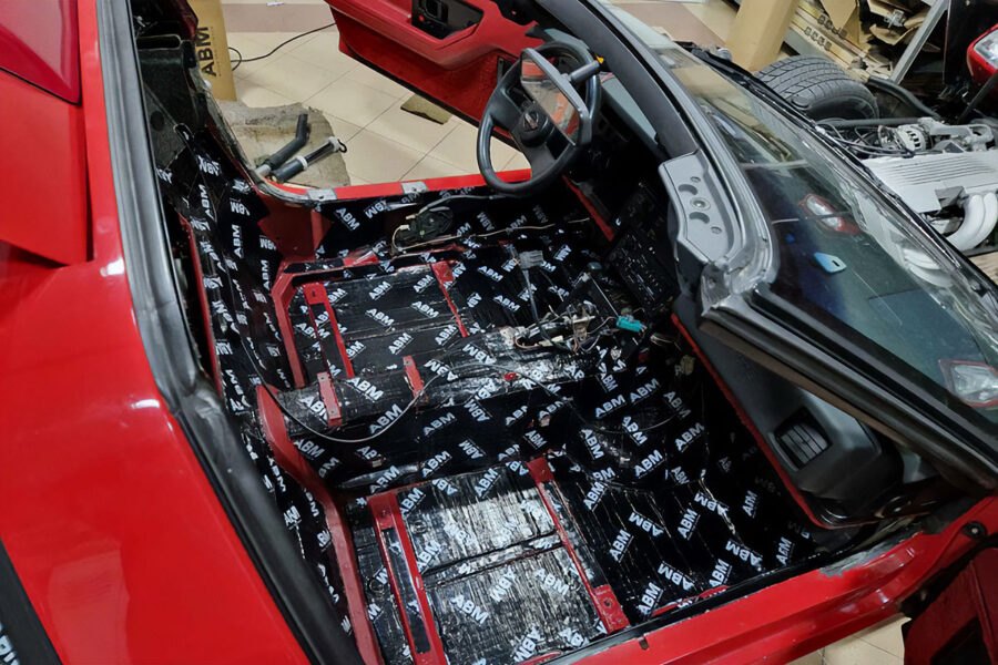 Jak účinně odhlučnit sportovní automobil pomocí butylových pásů a kaučukových pěn? Rady ABM Insulation