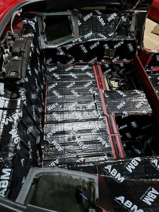 Jak účinně odhlučnit sportovní automobil pomocí butylových pásů a kaučukových pěn? Rady ABM Insulation