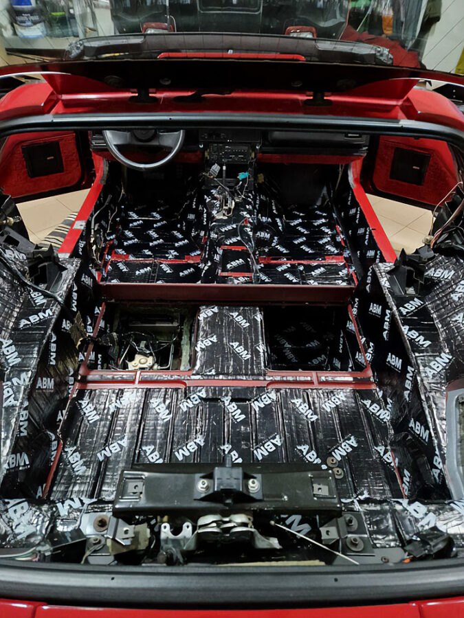 Jak účinně odhlučnit sportovní automobil pomocí butylových pásů a kaučukových pěn? Rady ABM Insulation