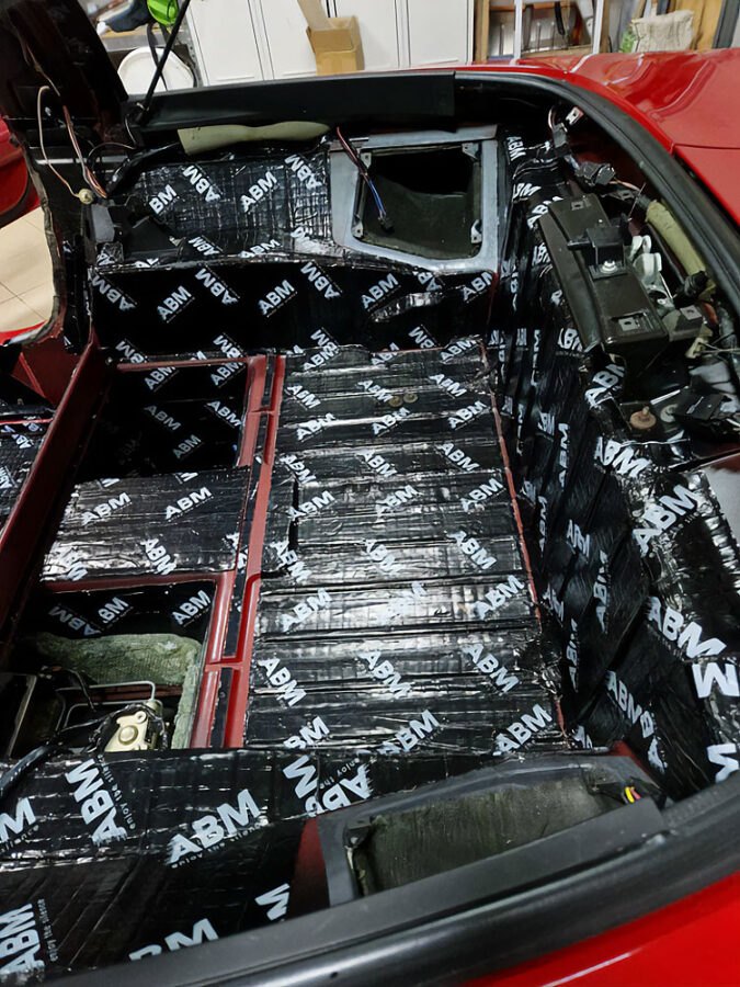 Jak účinně odhlučnit sportovní automobil pomocí butylových pásů a kaučukových pěn? Rady ABM Insulation