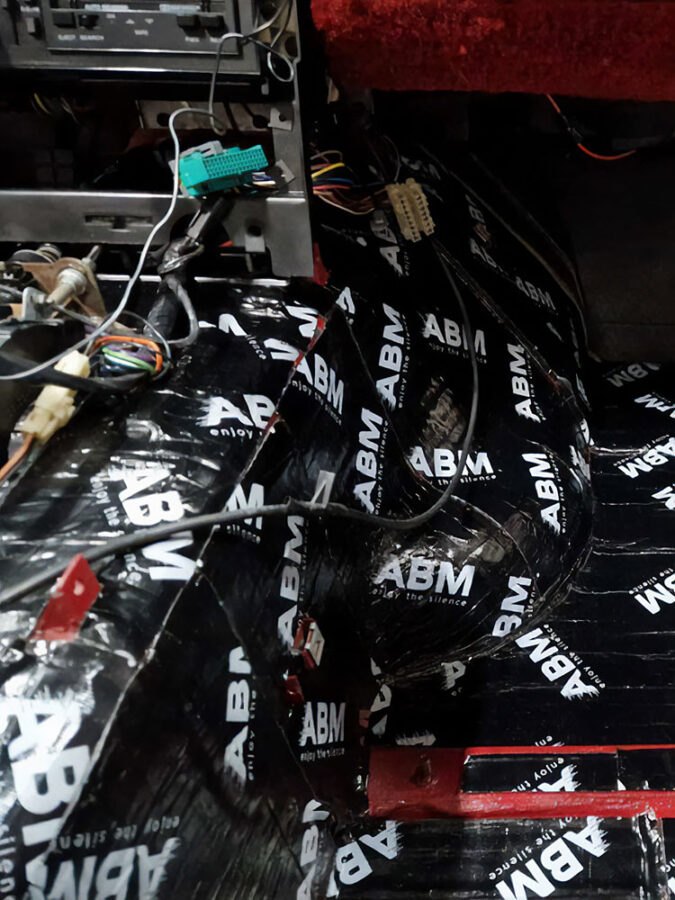 Jak účinně odhlučnit sportovní automobil pomocí butylových pásů a kaučukových pěn? Rady ABM Insulation
