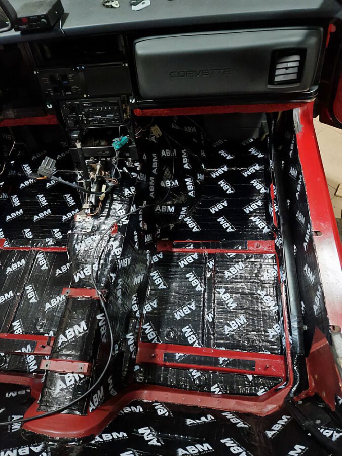 Jak účinně odhlučnit sportovní automobil pomocí butylových pásů a kaučukových pěn? Rady ABM Insulation