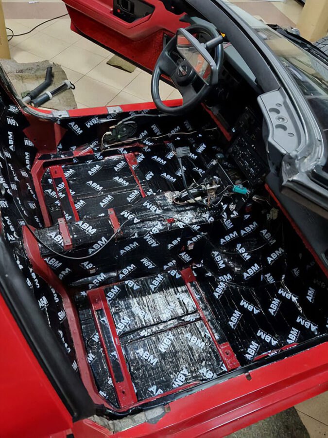 Jak účinně odhlučnit sportovní automobil pomocí butylových pásů a kaučukových pěn? Rady ABM Insulation
