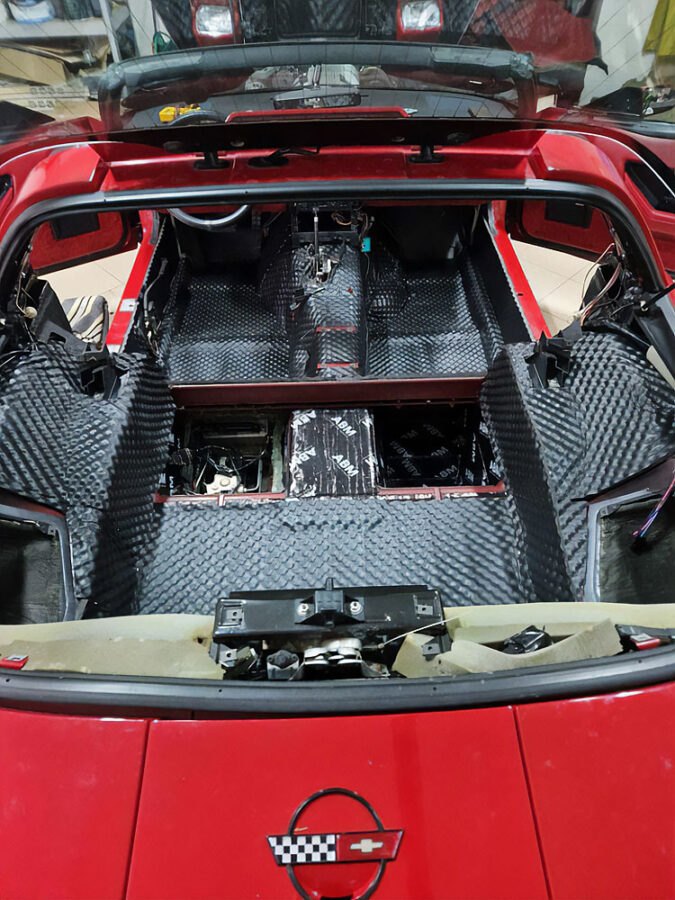 Jak účinně odhlučnit sportovní automobil pomocí butylových pásů a kaučukových pěn? Rady ABM Insulation