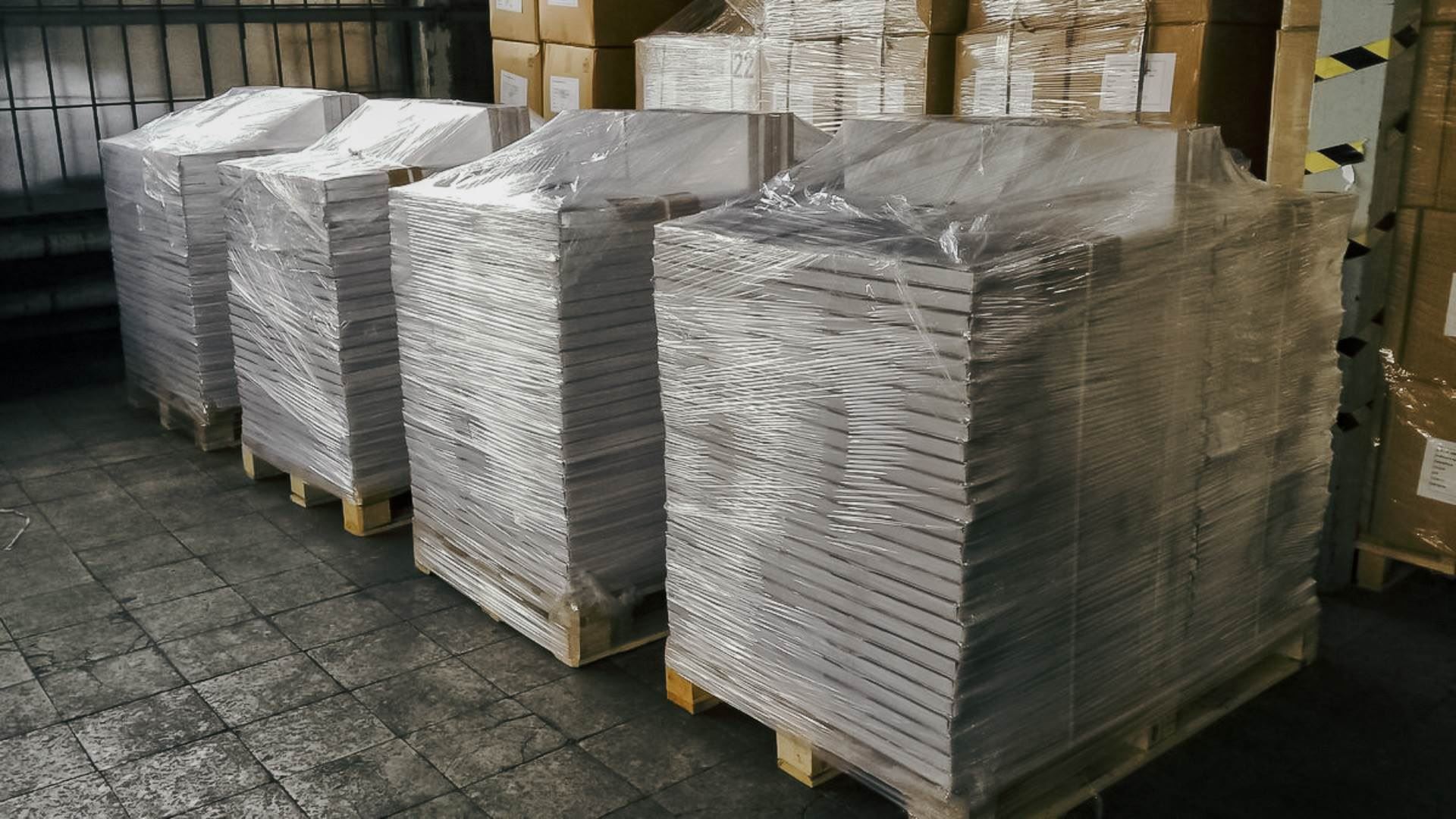 Akustická pěna pohlcující ABM, bílá polyuretanová samolepicí, 30mm, 2m2  slide-3.jpg